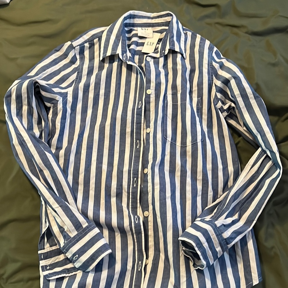 Gap stripped shirt